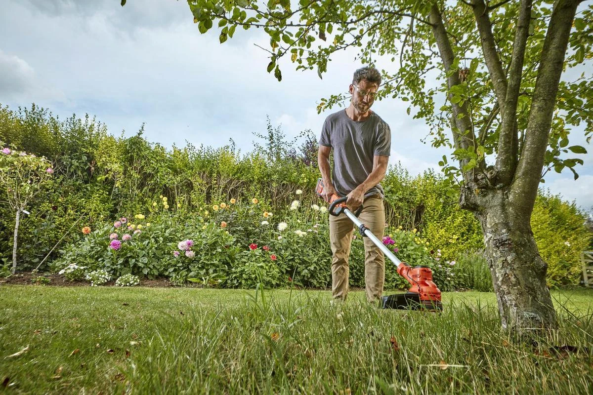 Black & Decker BLACK+DECKER BCSTA536L1-QW Grastrimmer - 36V - 33cm - Inclusief Accu En Lader 2 Black & Decker BLACK+DECKER BCSTA536L1-QW Grastrimmer - 36V - 33cm - Inclusief Accu En Lader - Afbeelding 2