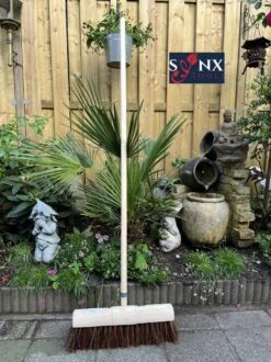 Synx Tools Gemeente Bezem 45 Cm - Straatbezem / Stadsbezem - Steel 150 Cm - Harde Natuurvezels - Bezemsteel - Bezems - Schrobborstels - Veger - Buitenbezem -Tuinbezem